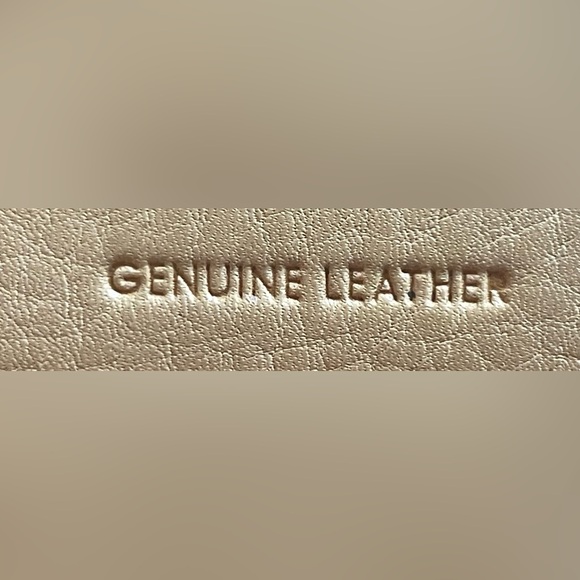 Pale yellow leather Kenneth Cole zippy wallet. Apx 8 x 4.5“. GUC - Picture 5 of 9